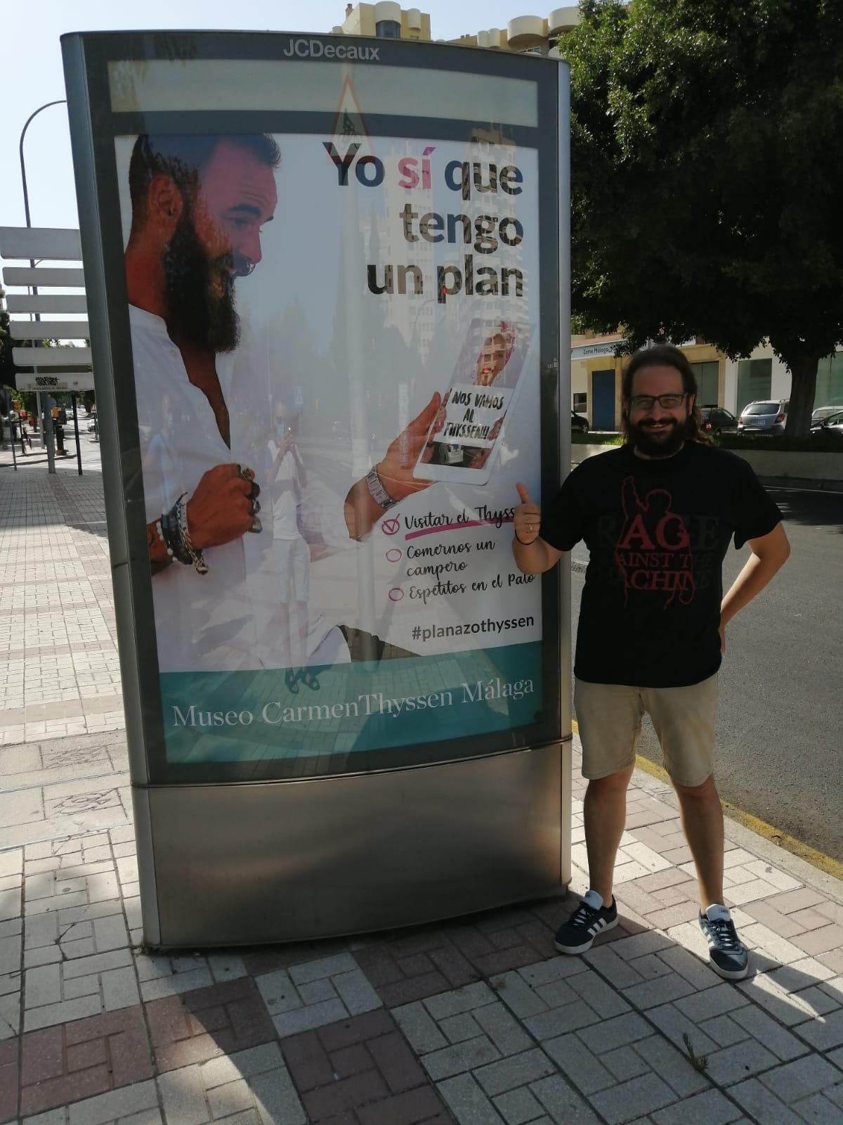 Juanjo, nuestro director de cuentas, con un MUPI en Málaga